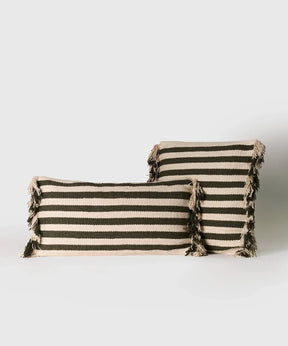 Cojín Líneas de algodón con líneas y flecos, tamaño 45 x 45 cm, marca Lounge, combina estilo y comodidad.