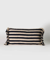 Cojín Líneas de algodón con líneas y flecos en los costados, marca Lounge, tamaño 30 x 60 cm.