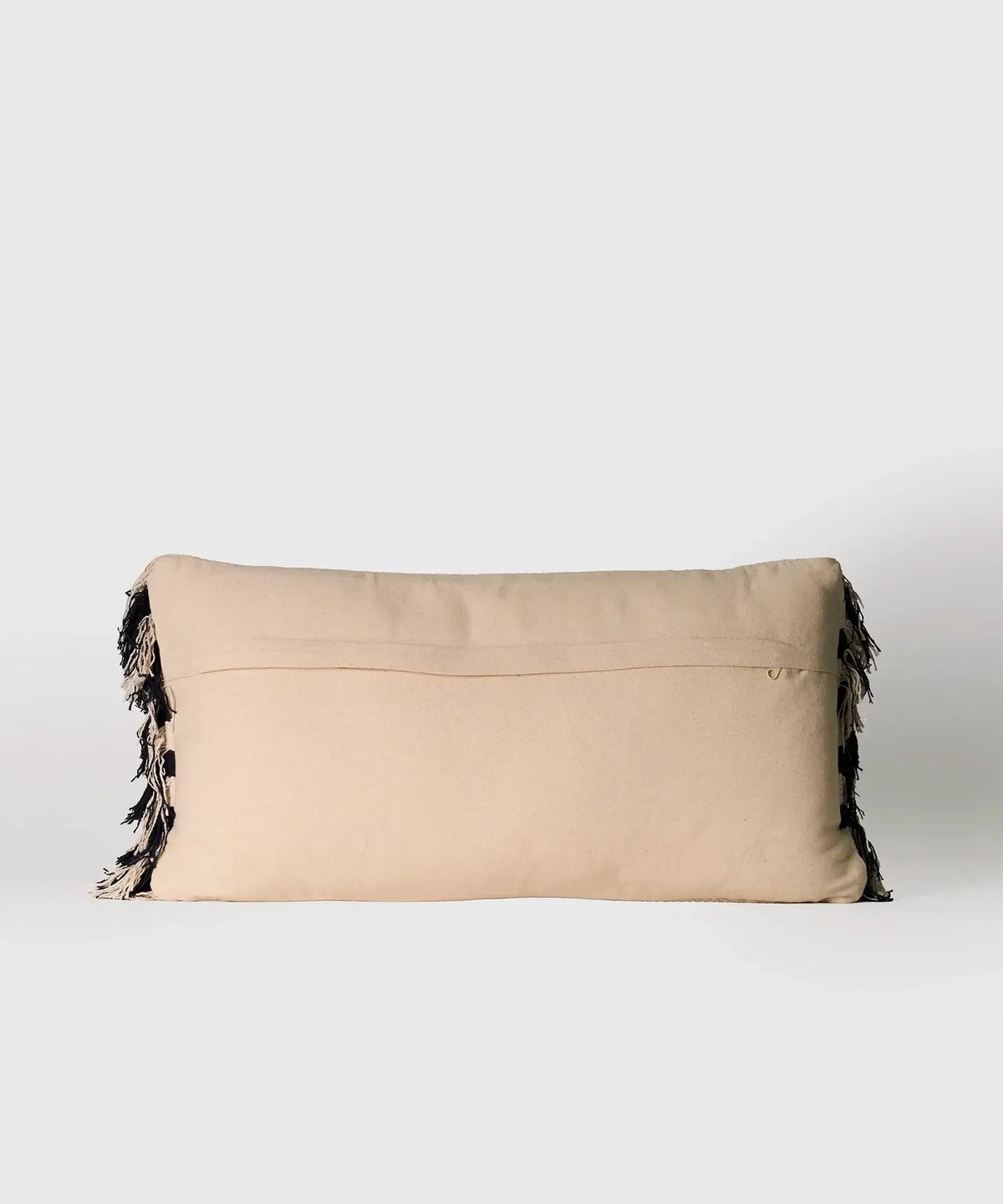 Cojín Líneas de algodón beige con flecos, tamaño 30 x 60 cm, marca Lounge.