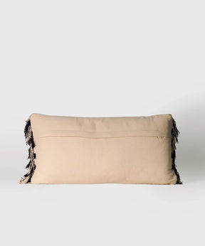 Cojín Líneas de algodón beige con flecos, tamaño 30 x 60 cm, marca Lounge.