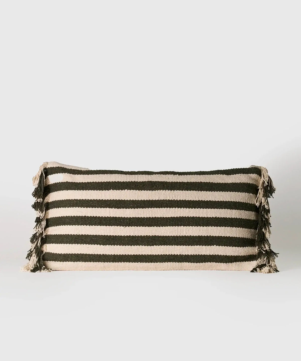 Cojín Líneas de algodón con flecos, combina comodidad y estilo, marca Lounge, tamaño 30 x 60 cm.