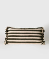 Cojín Líneas de algodón con flecos, combina comodidad y estilo, marca Lounge, tamaño 30 x 60 cm.