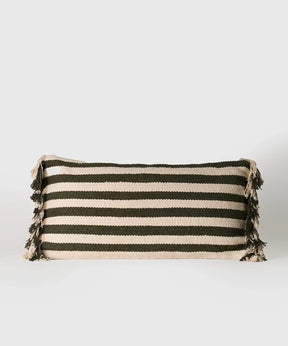Cojín Líneas de algodón con flecos, combina comodidad y estilo, marca Lounge, tamaño 30 x 60 cm.