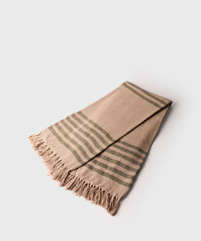 Piecera Líneas Bordadas de algodón con líneas bordadas en color beige y verde, marca Lounge, tamaño 120 x 230 cm.