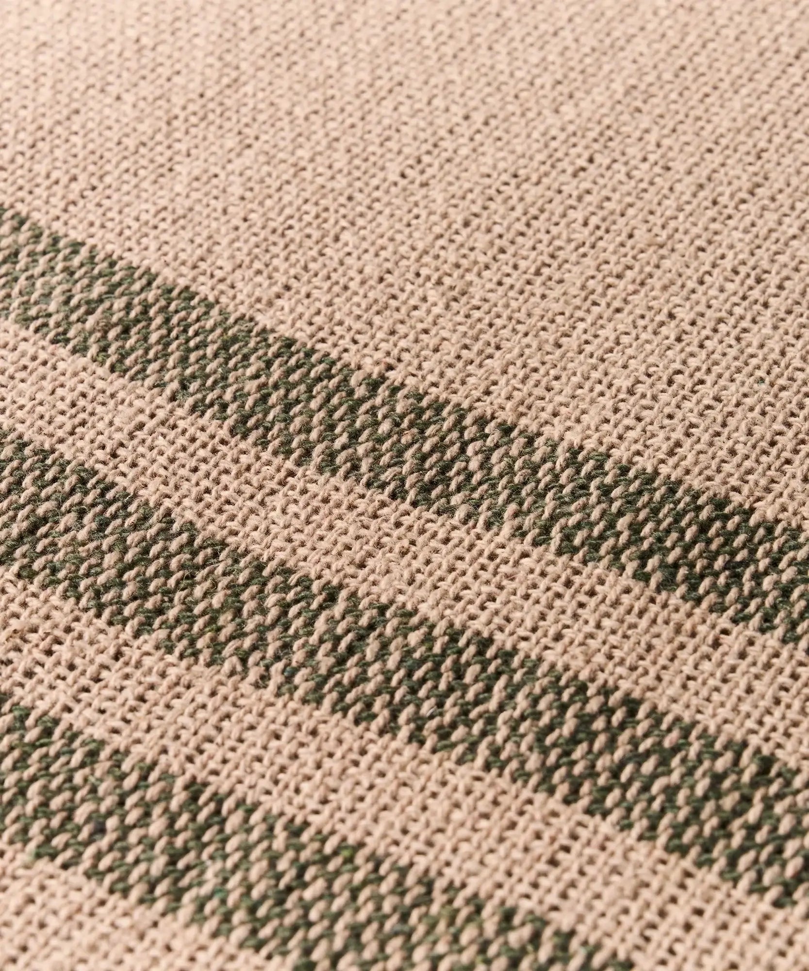 Piecera Líneas Bordadas de algodón con líneas bordadas en color verde y beige, tamaño 120 x 230 cm, marca Lounge.
