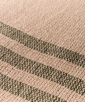 Piecera Líneas Bordadas de algodón con líneas bordadas en color verde y beige, tamaño 120 x 230 cm, marca Lounge.