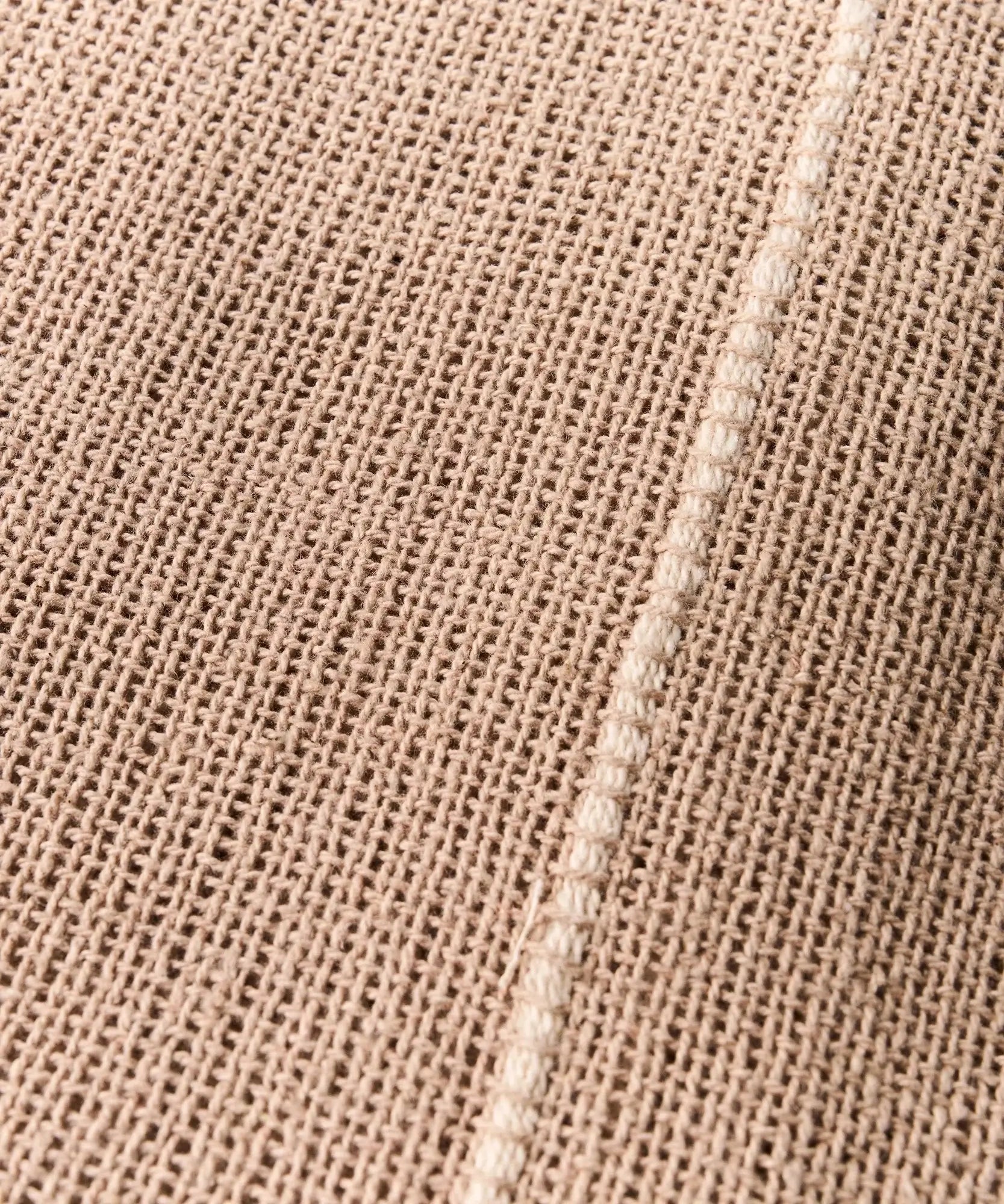 Piecera Líneas Punteadas de algodón con líneas punteadas bordadas de la marca Lounge.