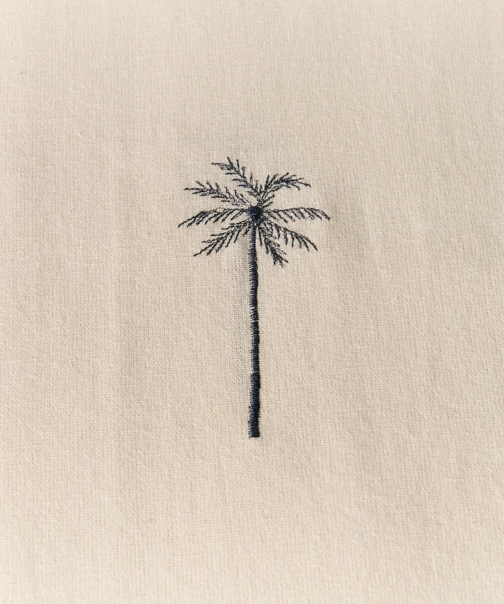 Cortina De Baño Palmeras Lounge - Detalle de palmera bordada en tela clara.