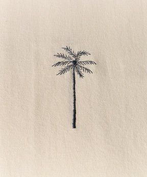 Cortina De Baño Palmeras Lounge - Detalle de palmera bordada en tela clara.