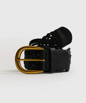 Cinturón Trenzado de Lounge con hebilla grande y agujeros para ajuste, diseño trenzado en color negro.
