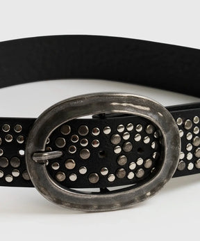 Cinturón Multi Tachas de Lounge con tachas metálicas y hebilla grande, ideal para ajustar con agujeros.