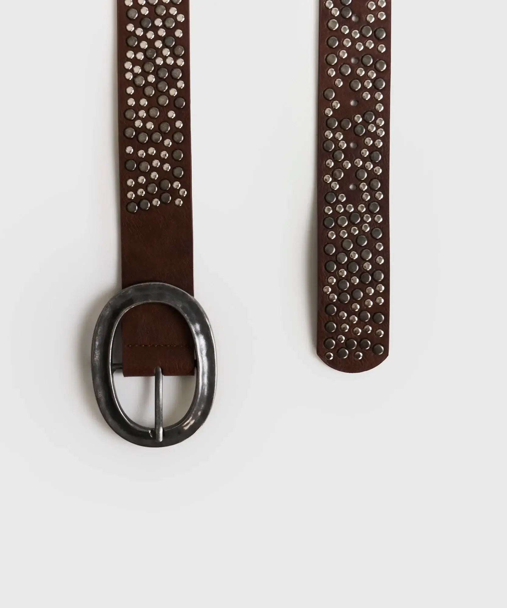 Cinturón Multi Tachas de Lounge con hebilla grande y tachas decorativas, ideal para cualquier atuendo.