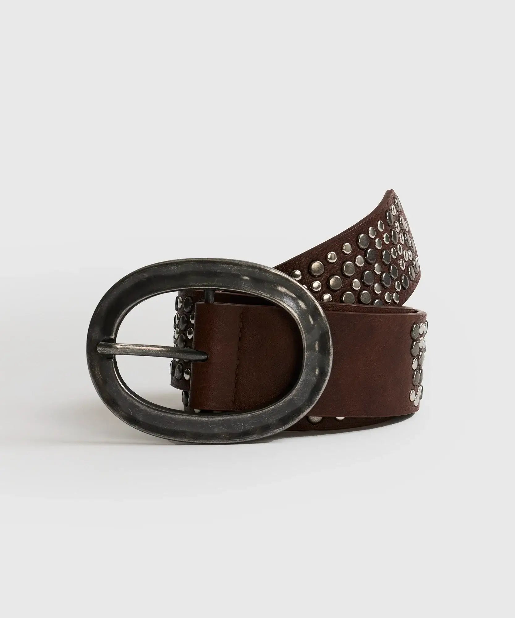Cinturón Multi Tachas de Lounge con tachas y hebilla grande, perfecto para cualquier atuendo.