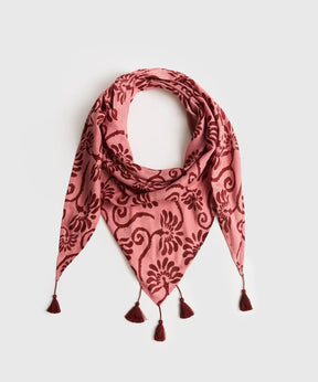 Pañuelo Triángulo Flores de Lounge, pañuelo triangular con estampado de flores en color rosa.