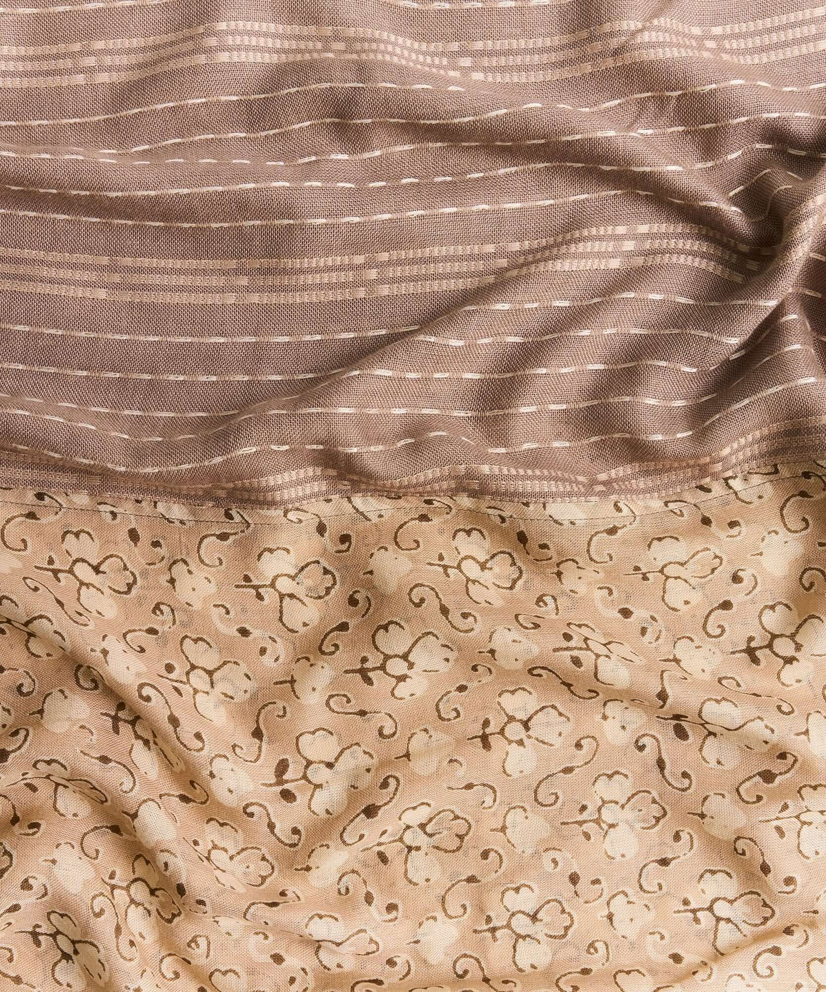 Pañuelo Infinito Paisley de Lounge con estampado paisley en tonos marrones y beige.