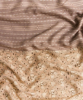 Pañuelo Infinito Paisley de Lounge con estampado paisley en tonos marrones y beige.