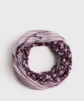 Pañuelo Infinito Paisley de Lounge con estampado en tonos morados y diseño paisley.