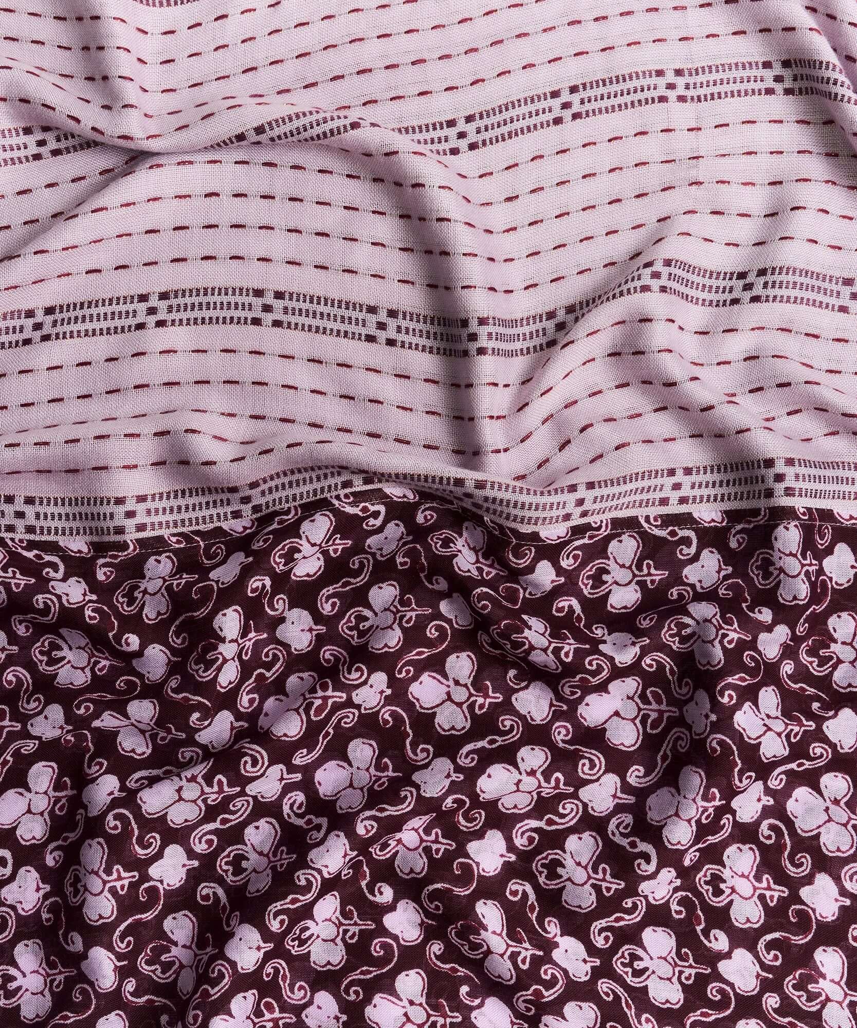 Pañuelo Infinito Paisley de Lounge, con elegante estampado paisley en tonos marrones y rosas, ideal para cualquier ocasión.