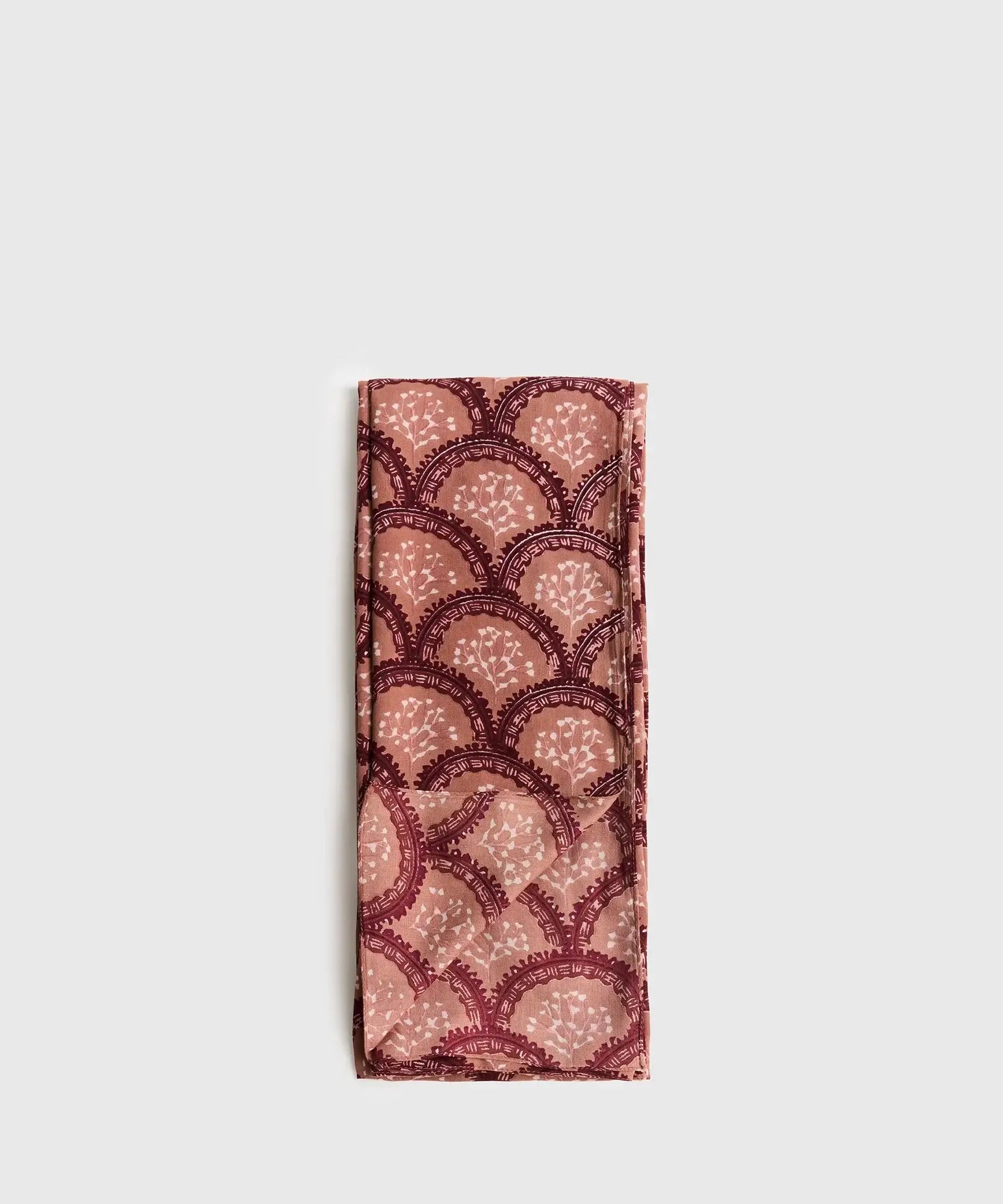 Estola Hojas Boho de Lounge con estampado de hojas en tonos rosa y burdeos.