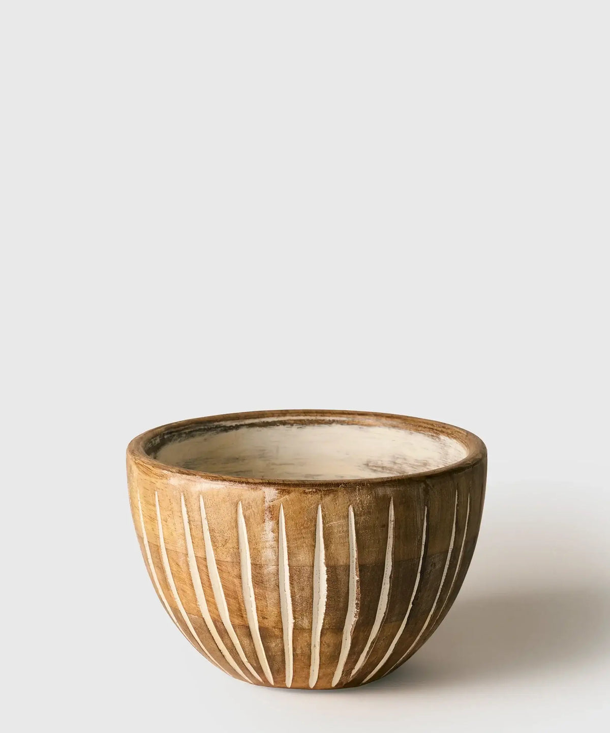 Bowl Madera de Lounge con detalle de líneas blancas, ideal para decoración y estilo natural.