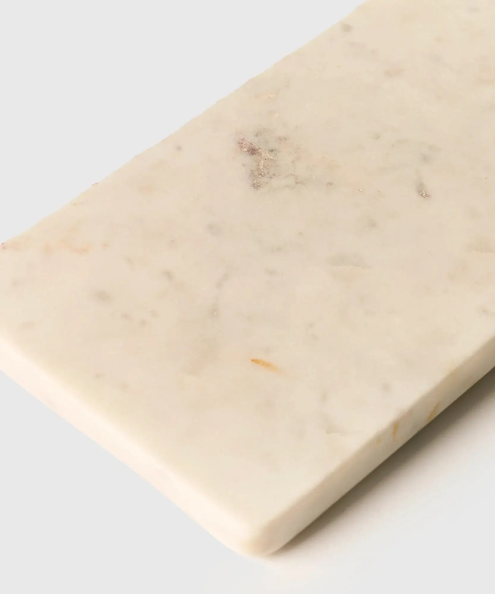 Tabla Mármol Rectangular de Lounge con mango, detalle del mármol blanco.