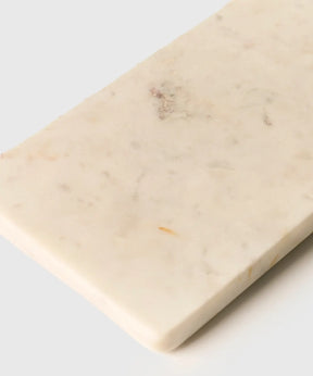 Tabla Mármol Rectangular de Lounge con mango, detalle del mármol blanco.
