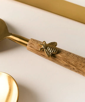 Set Cubiertos Abejas de Lounge, cuchara con detalle de abeja en el mango de madera.