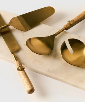 Set Cubiertos Abejas de Lounge: cuchillo, cucharas y pala con detalles de abeja en diseño elegante.