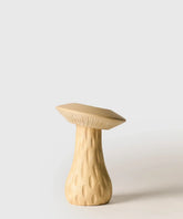 Adorno Decorativo Hongo de madera de Lounge con forma de hongo en color claro.
