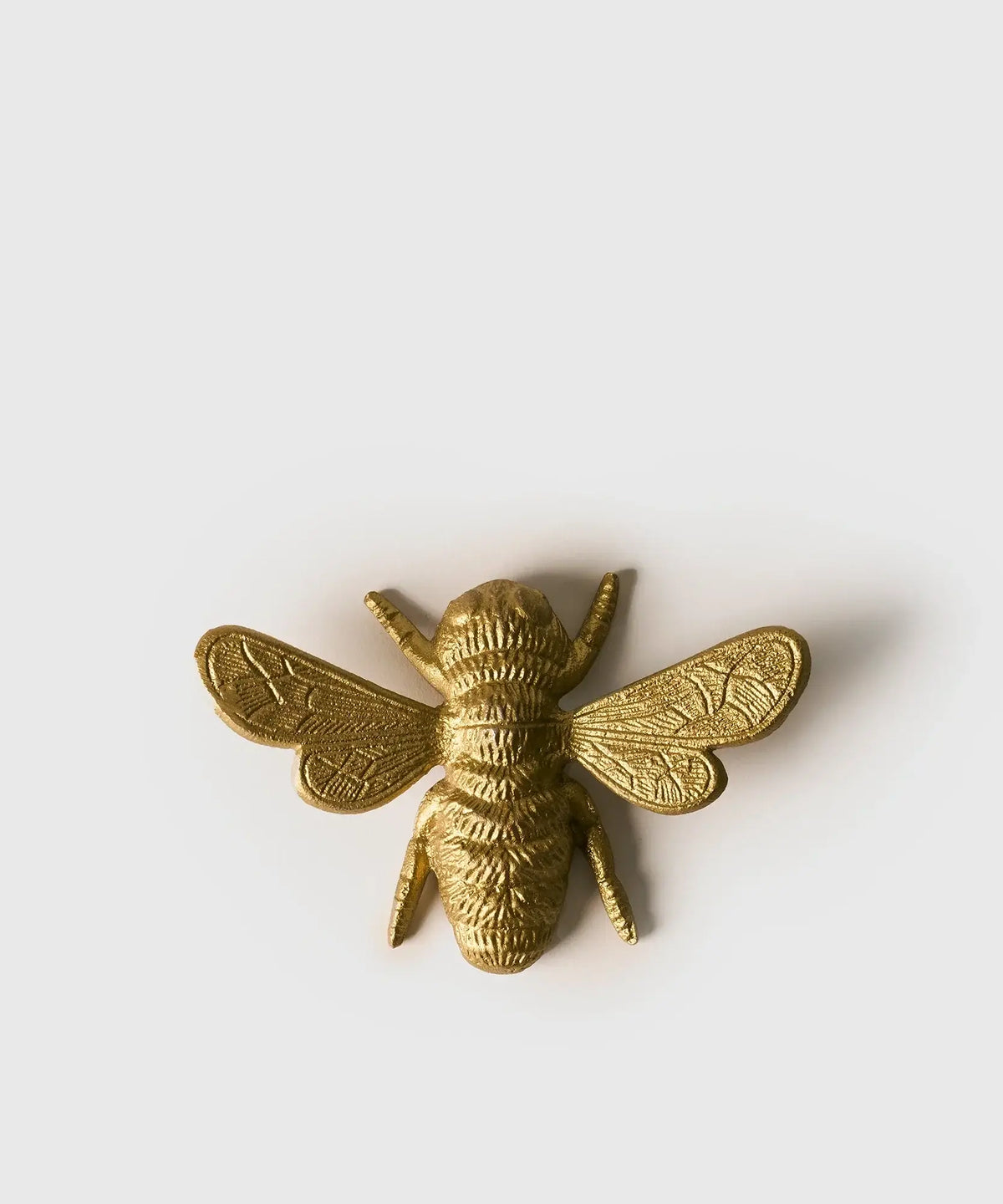 Adorno Decorativo Abeja de la marca Lounge, decorativo en forma de abeja dorada.
