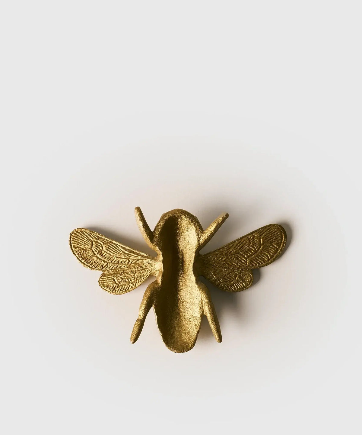 Adorno Decorativo Abeja de Lounge en forma de abeja dorada, perfecta para decorar cualquier espacio.