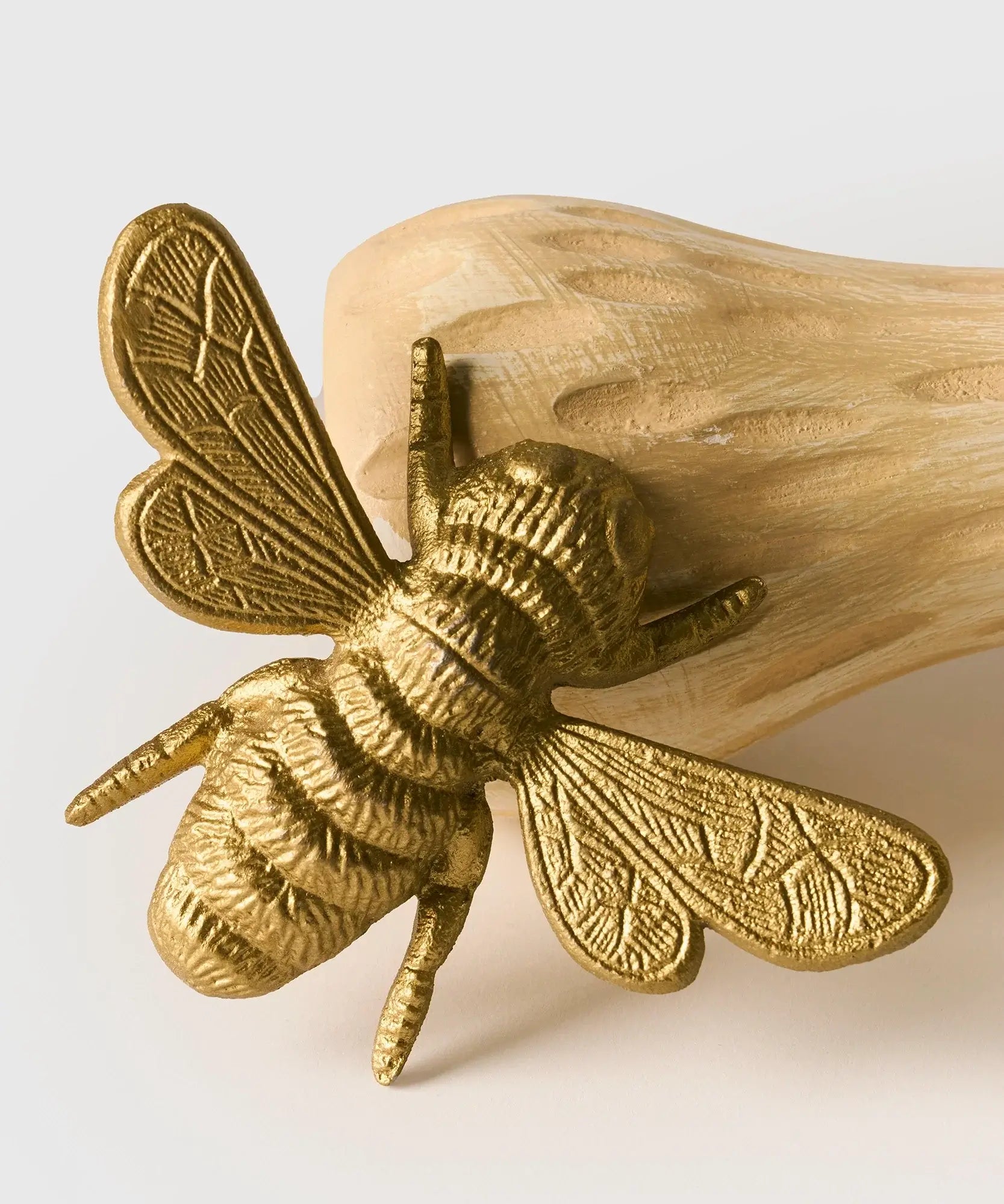 Adorno Decorativo Abeja de Lounge, figura decorativa en forma de abeja dorada sobre base de madera.