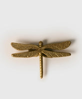 Adorno Decorativo Libélula de Lounge, elegante figura decorativa en forma de libélula, acabado dorado.