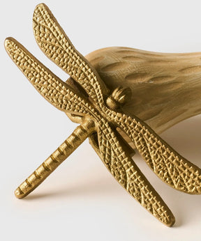 Adorno Decorativo Libélula de Lounge en color dorado, con detalles texturizados y forma de libélula.