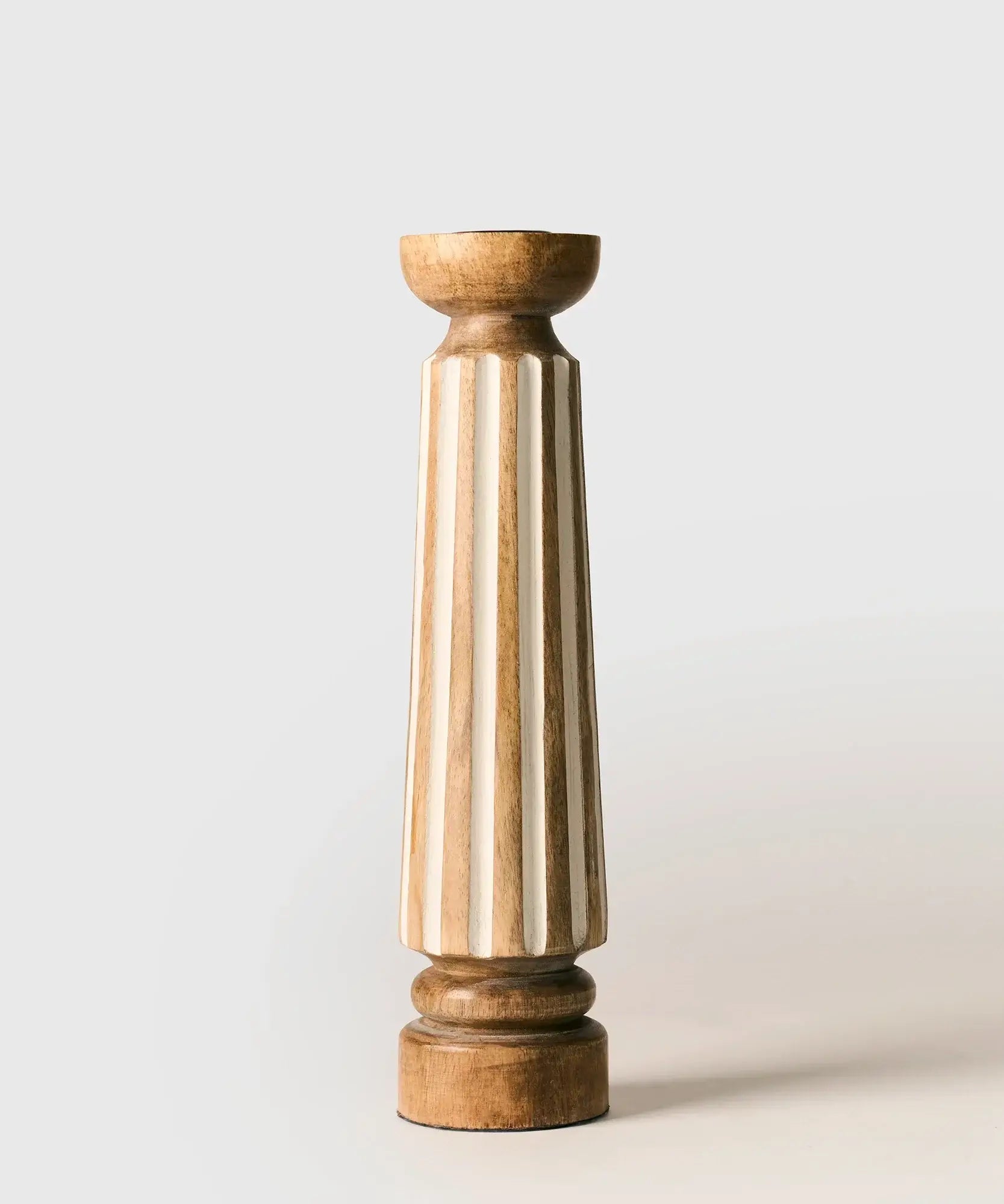 Candelabro Madera de madera con detalle de rayas, marca Lounge, ideal para decorar tu hogar.