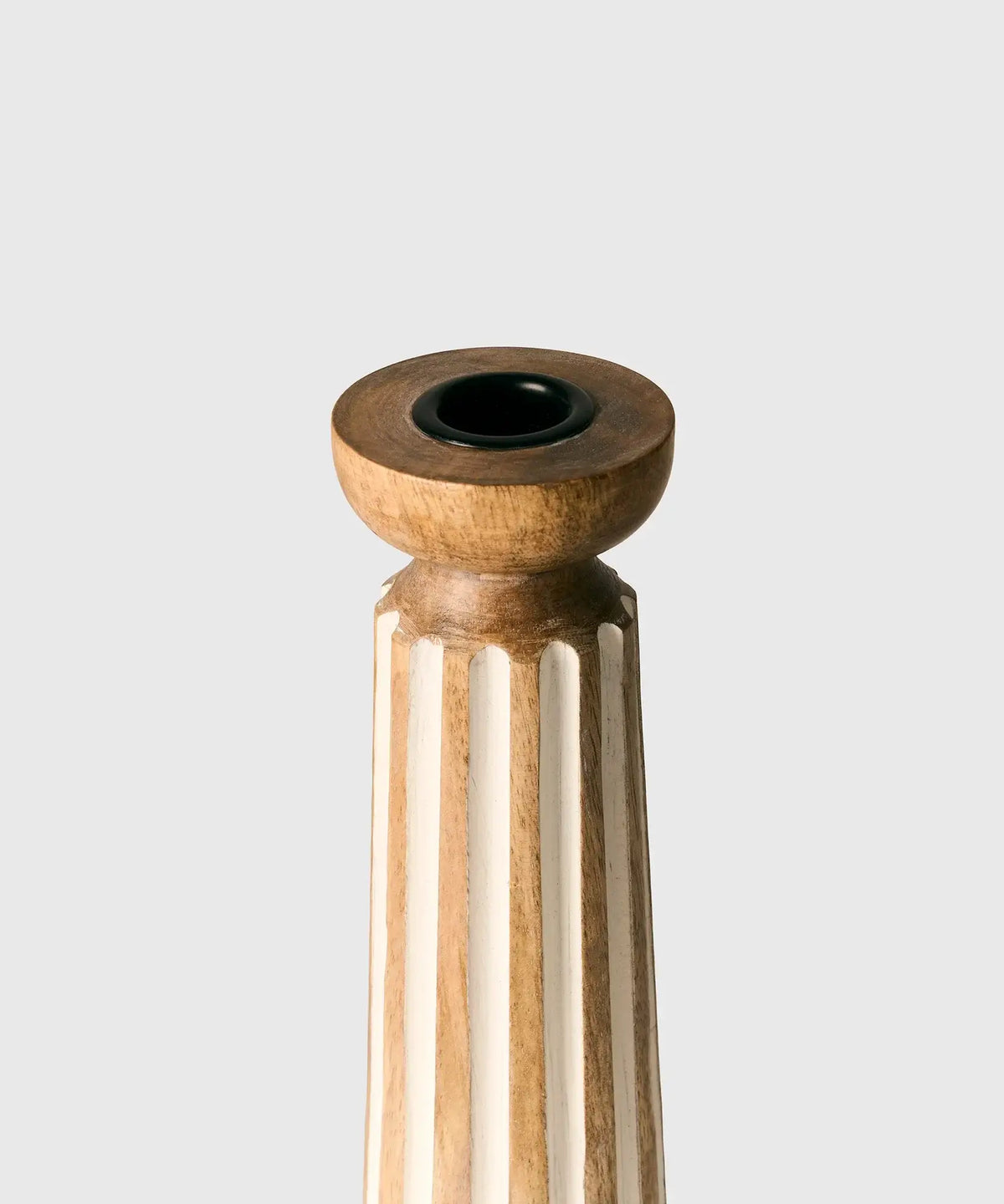 Candelabro Madera de Lounge con diseño de rayas en madera clara y oscura.
