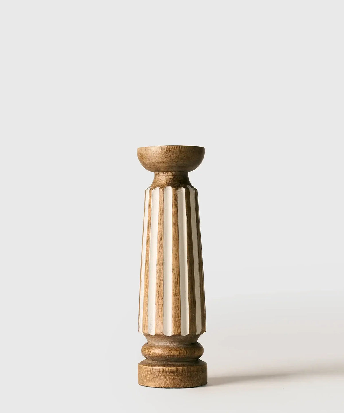 Candelabro Madera de madera con detalle de rayas de la marca Lounge.