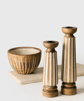 Candelabro Madera de Lounge con detalle de rayas y soporte para velas, perfecto para decoración.