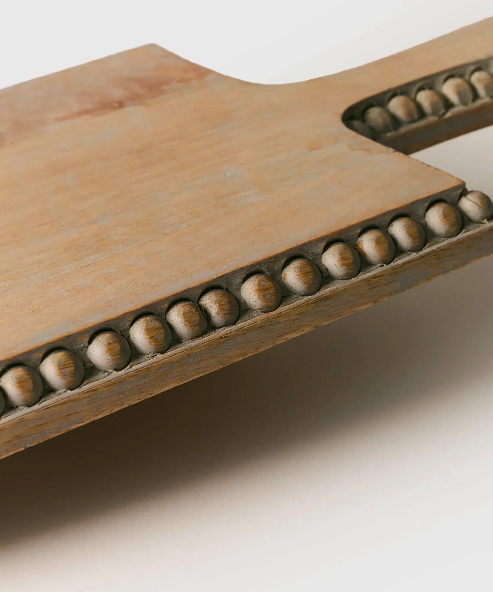 Tabla Madera Envejecida de Lounge. Detalle de bolas en los bordes de la tabla rectangular de madera gastada.