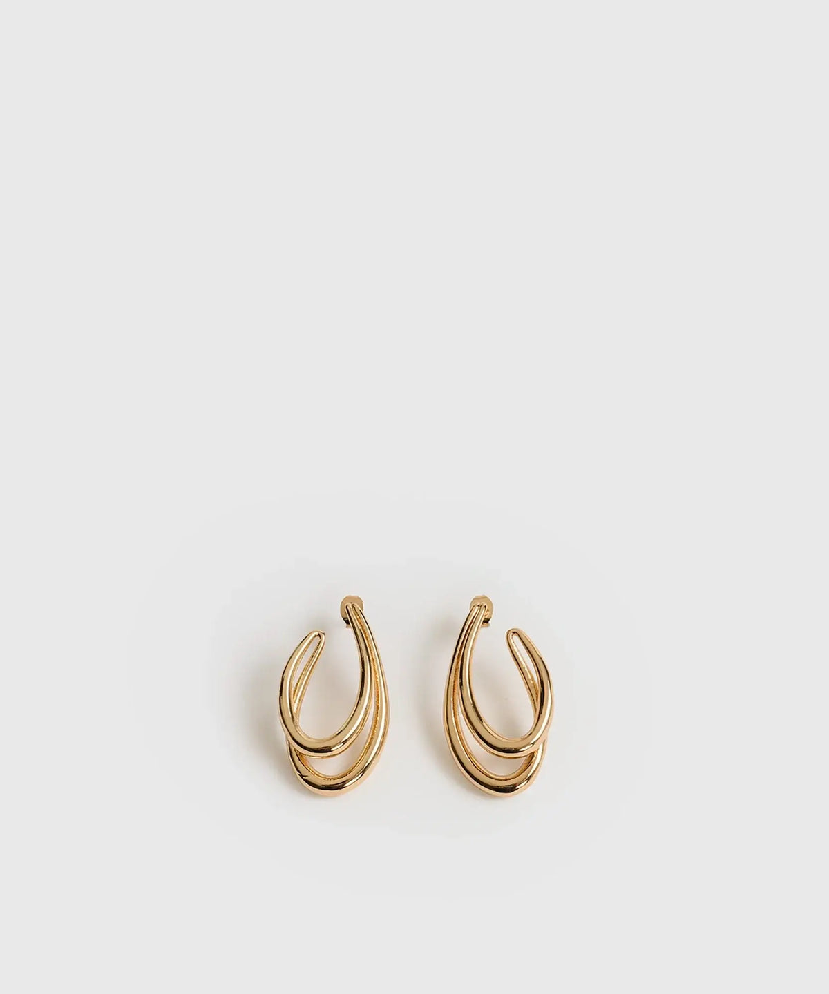 Aros Ovalados de Lounge, aros dobles con forma ovalada en color dorado, elegantes y modernos.