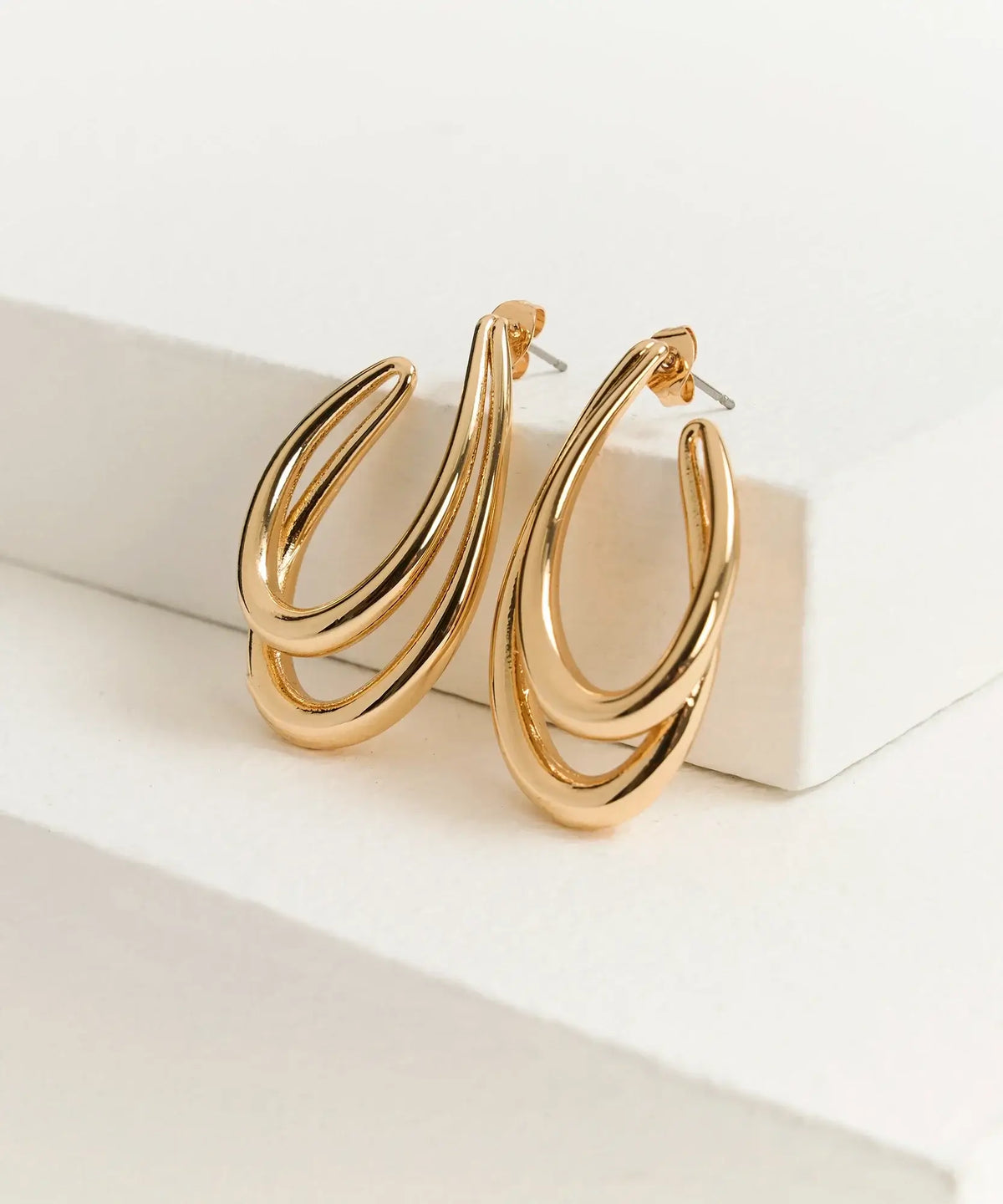 Aros Ovalados de Lounge, aros dobles con forma ovalada en dorado, elegantes y modernos.