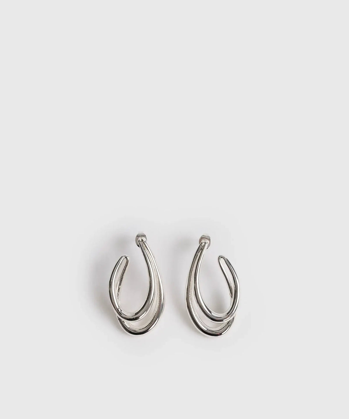 Aros Ovalados de Lounge, aros dobles con forma ovalada en color plata.