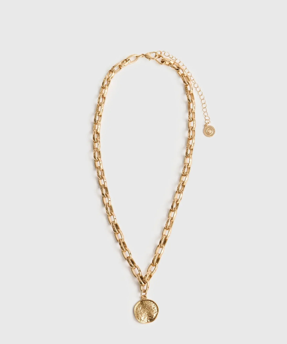 Collar Charm Machacado de la marca Lounge con cadena gruesa y charm redondo machacado.