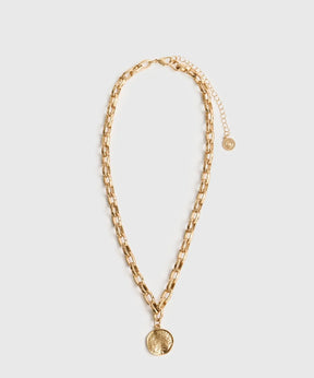 Collar Charm Machacado de la marca Lounge con cadena gruesa y charm redondo machacado.