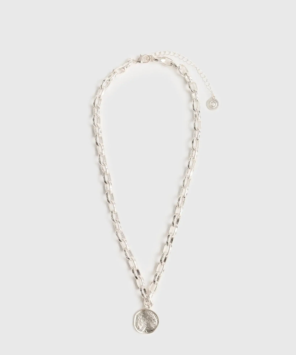 Collar Charm Machacado de Lounge, con cadena gruesa y charm redondo machacado.