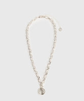 Collar Charm Machacado de Lounge, con cadena gruesa y charm redondo machacado.