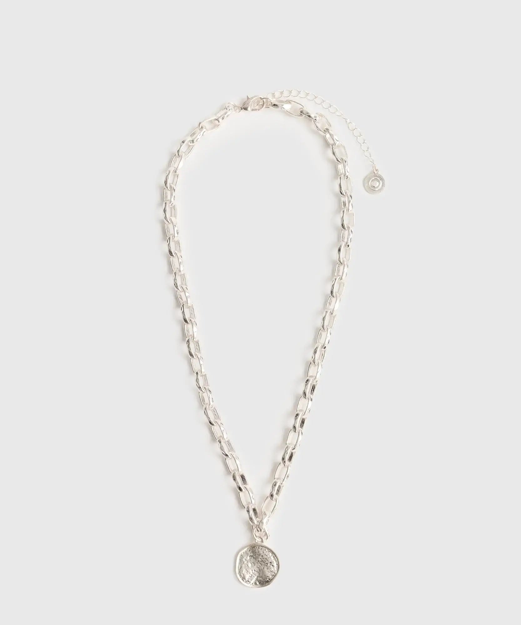 Collar Charm Machacado de Lounge, con cadena gruesa y charm redondo machacado.