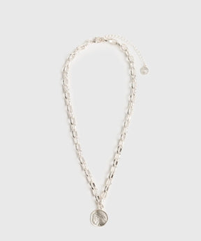 Collar Charm Machacado de Lounge, con cadena gruesa y charm redondo machacado.