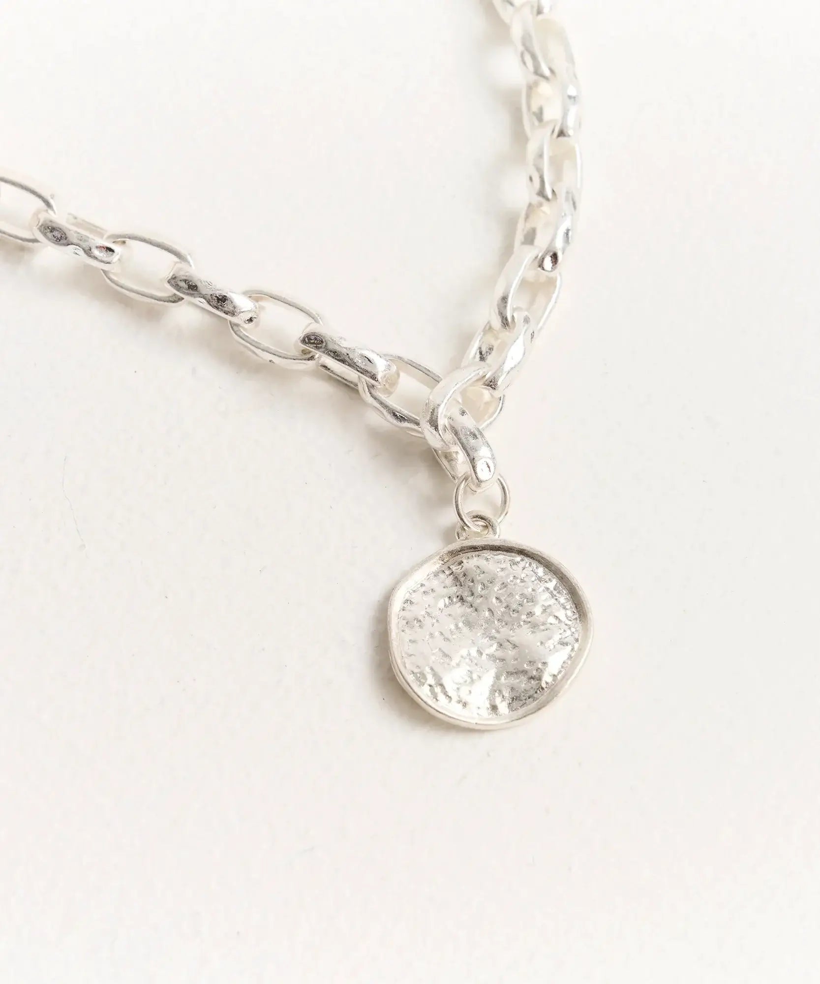 Collar Charm Machacado con cadena gruesa y charm redondo, marca Lounge.