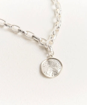 Collar Charm Machacado con cadena gruesa y charm redondo, marca Lounge.
